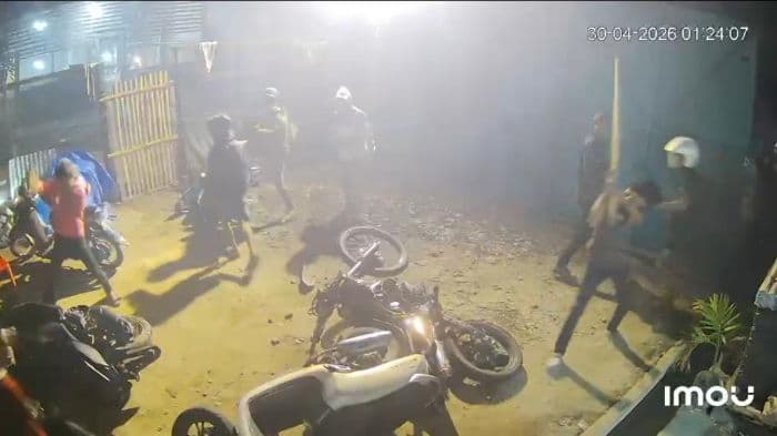 gudang_peternakan_dihujani_batu_dan_petasan_satu_korban_alami_luka