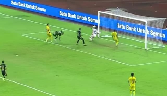 sadaoui_bawa_dewa_united_unggul_10_atas_semen_padang_di_babak_pertama
