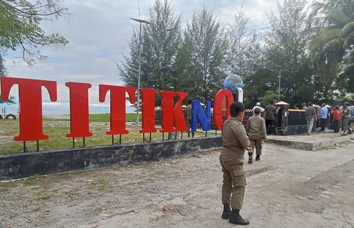 titik_nol_barus_kurang_perhatian_sampah_berserak_hingga_parkir_berlumpur_dikeluhkan_wisatawan