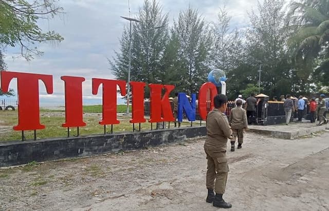 titik_nol_barus_kurang_perhatian_sampah_berserak_hingga_parkir_berlumpur_dikeluhkan_wisatawan