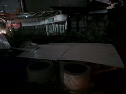 angin_kencang_landa_kota_medan_seng_nyasar_ke_rumah_warga_di_jalan_halat_