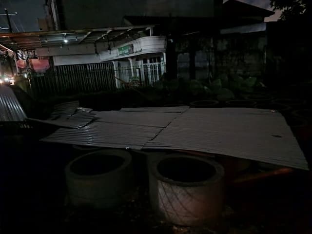 angin_kencang_landa_kota_medan_seng_nyasar_ke_rumah_warga_di_jalan_halat_
