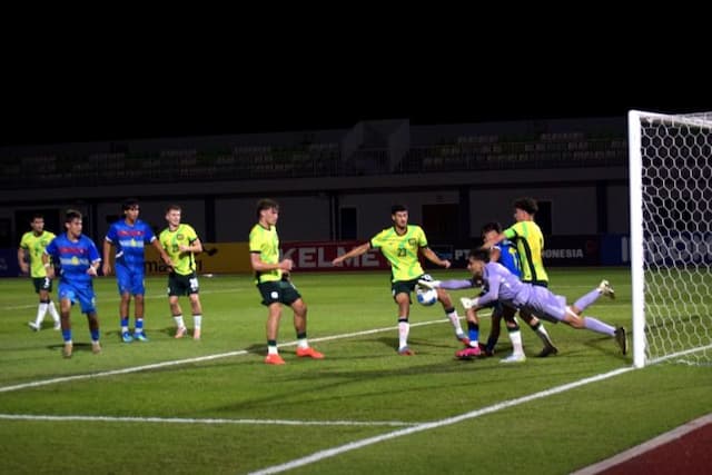 hujan_deras_laga_australia_vs_filipina_piala_aff_u19_dihentikan_sementara