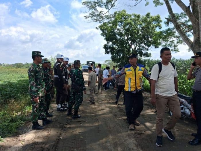 petugas_gabungan_tertibkan_galian_c_ilegal_di_bantaran_sungai_ular_serdang_bedagai
