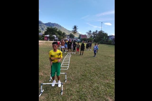 prihatin_narkoba_dan_tawuran_mantan_pesepakbola_di_sarudik_dirikan_ssb_tunas_muda