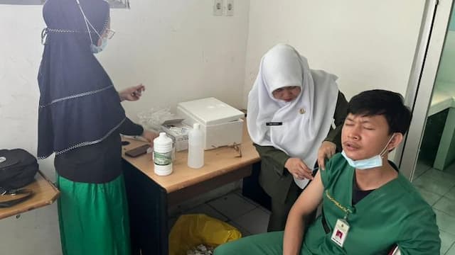 rsu_haji_medan_targetkan_900_tenaga_kesehatan_diberikan_vaksin_campak_