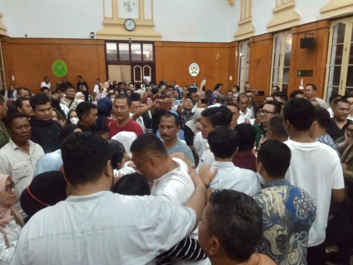 tangis_dan_gema_takbir_warnai_vonis_bebas_kasus_citraland_di_pn_medan