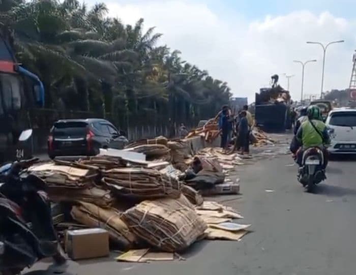 truk_pengangkut_kardus_terbalik_di_flayover_amplas_lalu_lintas_macet