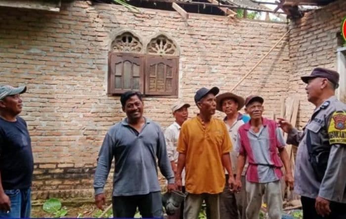 10_rumah_warga_dan_masjid_rusak_diterjang_hujan_angin_di_secanggang