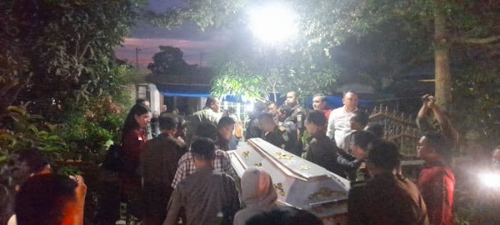 jenazah_cpns_kejari_simalungun_yang_hanyut_mengejar_terdakwa_korupsi_tiba_di_rumah_duka