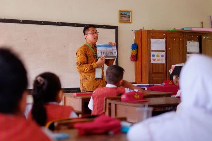 lebih_249_ribu_guru_di_indonesia_belum_s1