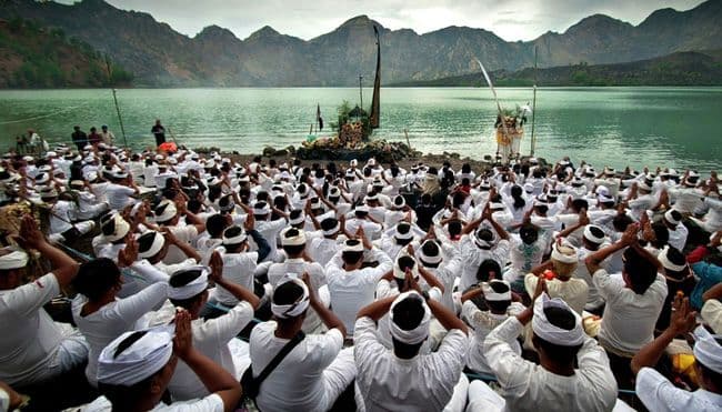 mulang_pekelem_ritual_suci_di_tengah_keindahan_segara_anak
