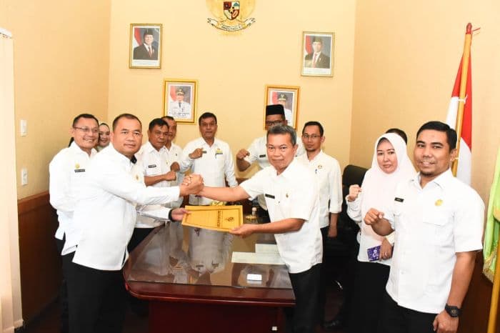 pemkab_deli_serdang_patuh_se_mendagri_dprd_ricuh_hingga_sanksi_nasdem