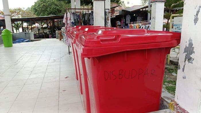penataan_kawasan_wisata_pasir_putih_parbaba_mandek_warga_kecewa_hanya_diberi_tong_sampah