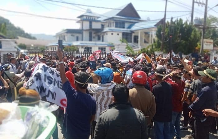 warga_dari_159_desa_minta_kepala_inspektorat_tapteng_dicopot_ini_penyebabnya