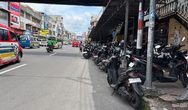 bahu_jalan_pasar_horas_jadi_lahan_parkir_arus_lalu_lintas_tersendat