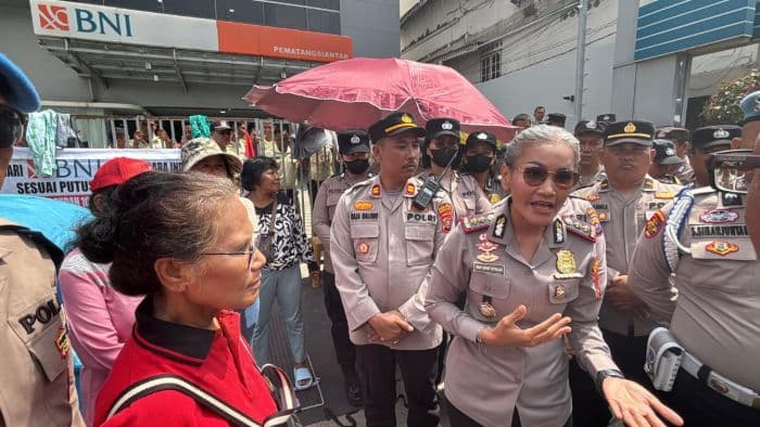 akses_masuk_bni_pematangsiantar_diblokir_pendemo_kapolres_turun_tangan