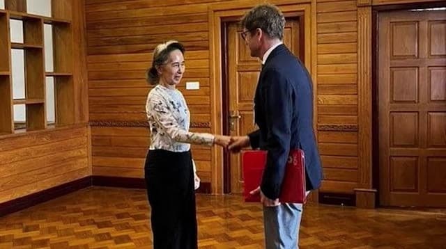 aung_san_suu_kyi_muncul_ke_publik_setelah_bertahuntahun