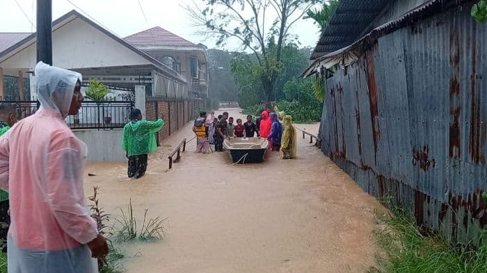 banjir_landa_tiga_kecamatan_di_kota_padang_warga_dievakuasi_dengan_perahu