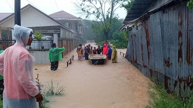 banjir_landa_tiga_kecamatan_di_kota_padang_warga_dievakuasi_dengan_perahu