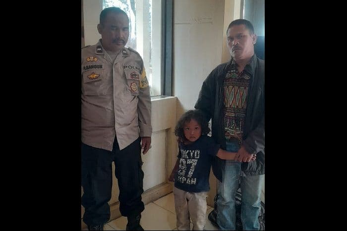 bocah_diduga_ditelantarkan_di_berastagi_sopir_angkutan_umum_serahkan_ke_polisi