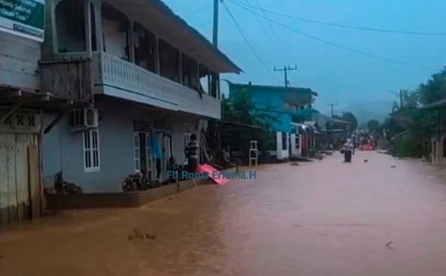 bupati_tapteng_percepat_normalisasi_sungai_usai_banjir_susulan_di_tukka_dan_badiri_