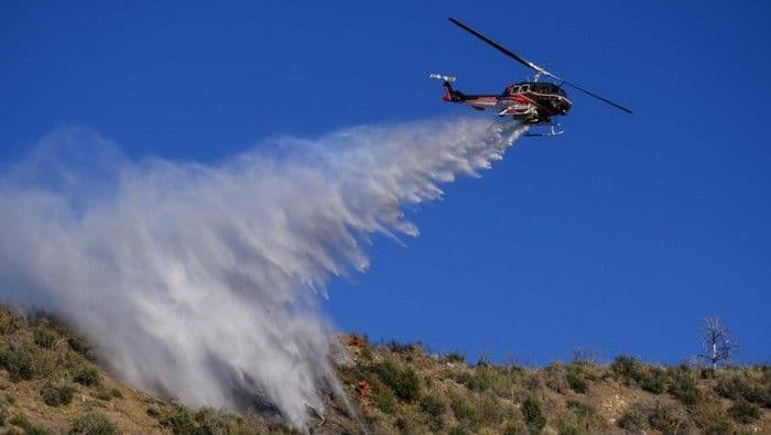 dua_helikopter_pemadam_bertabrakan_saat_padamkan_karhutla_di_yunani_