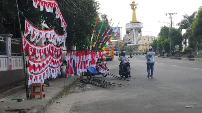 jelang_hut_ke81_ri_pedagang_bendera_mulai_ramai_di_pematangsiantar
