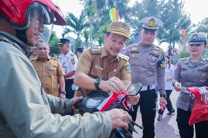 jelang_hut_ke81_ri_wali_kota_tebing_tinggi_bagikan_bendera_merah_putih_kepada_warga