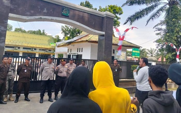 massa_desak_kejari_stabat_usut_tuntas_dugaan_korupsi_smartboard_rp499_miliar_di_langkat