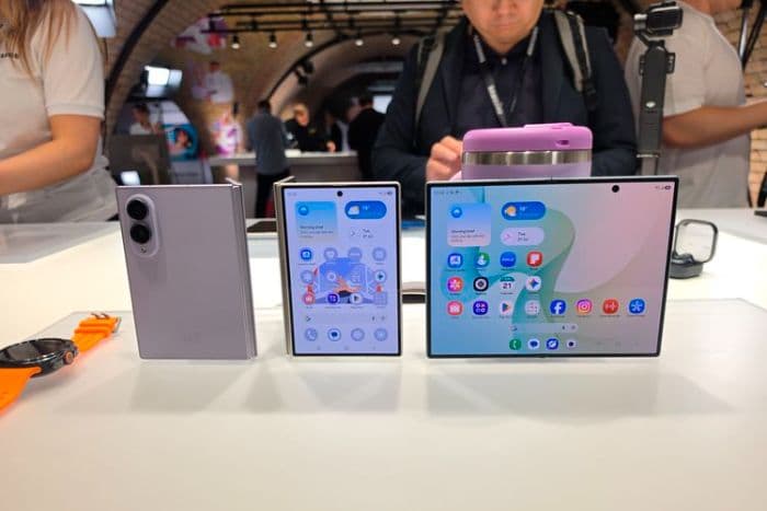 ponsel_lipat_samsung_terbaru_andalkan_kombinasi_layar_1016_dan_43