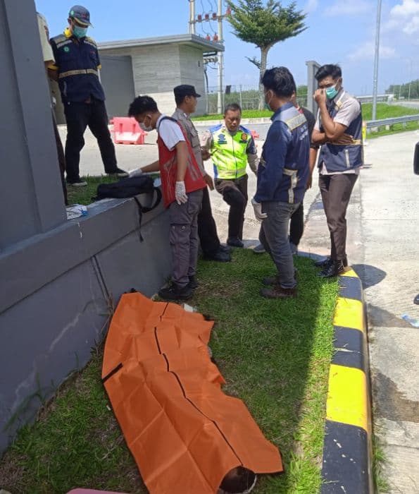 pria_21_tahun_meninggal_di_pintu_keluar_tol_sinaksak_polisi_temukan_dokumen_seminar_hasil