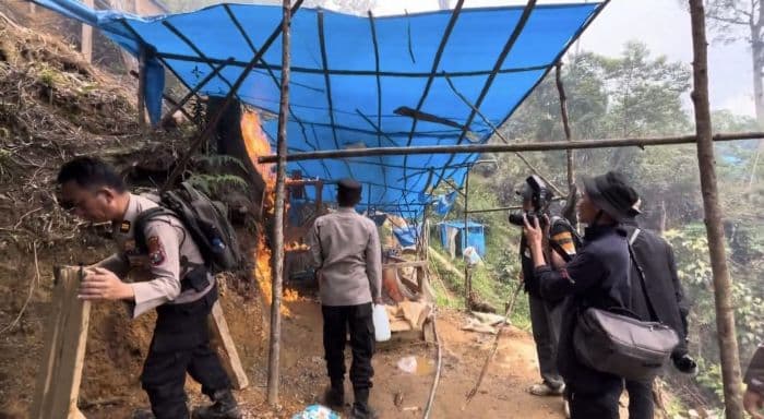 sarana_dan_prasarana_penambangan_emas_di_pegagan_hilir_dairi_dibakar