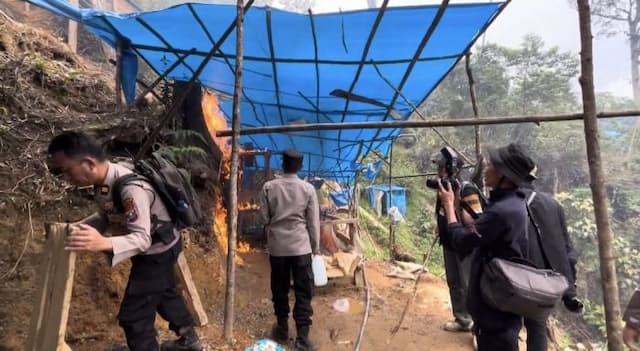 sarana_dan_prasarana_penambangan_emas_di_pegagan_hilir_dairi_dibakar