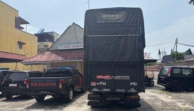 truk_kayu_kabur_saat_diperiksa_di_pematangsiantar_polisi_temukan_4800_bungkus_rokok_ilegal