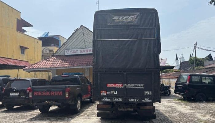 truk_kayu_kabur_saat_diperiksa_di_pematangsiantar_polisi_temukan_4800_bungkus_rokok_ilegal