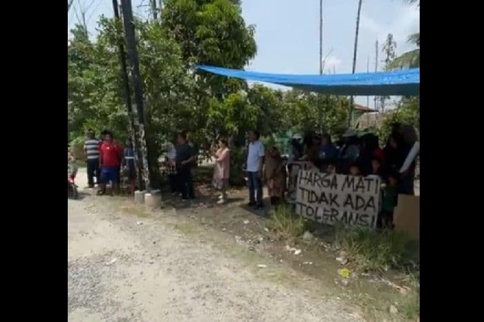 warga_dalu_sepuluh_b_dirikan_tenda_desak_penutupan_pt_arta_makmur_mandiri