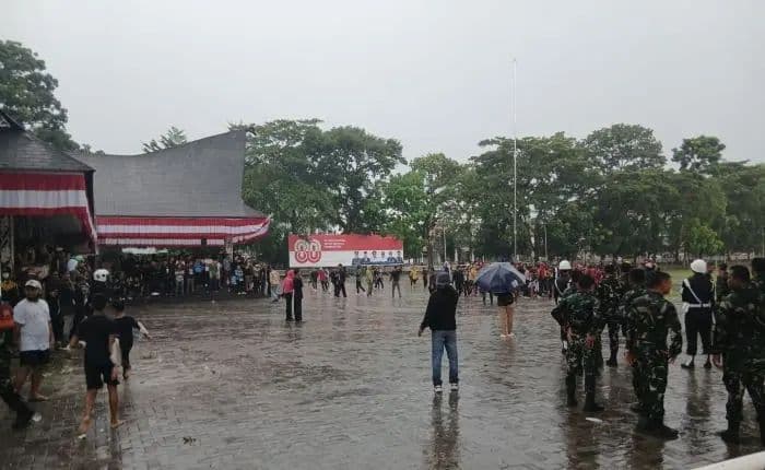 pelaku_pelemparan_gedung_dprd_siantar_saat_unjuk_rasa_diduga_geng_motor