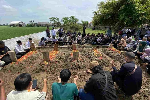 pemakaman_duka_mengenal_satu_keluarga_yang_tewas_dibunuh_di_indramayu