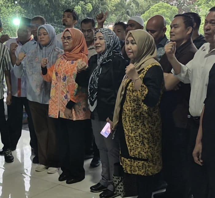 video_perempuan_kabur_saat_demo_bukan_ketua_dprd_binjai_gusuartini_melainkan_anggota_dewan_nora