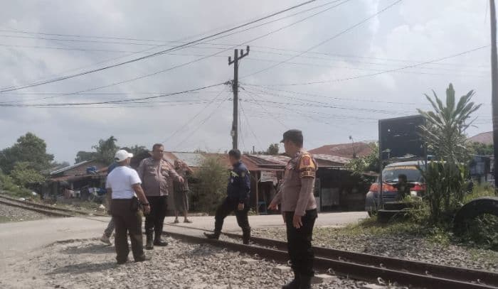 ambil_foto_untuk_laporan_kerja_karyawan_kai_tersambar_kereta_di_pematangsiantar