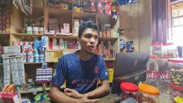 dua_pria_bersenpi_satroni_grosir_di_jalan_panglima_denai_medan