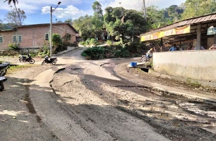 jalan_menuju_pelabuhan_tigaras_belum_diaspal_warga_keluhkan_debu