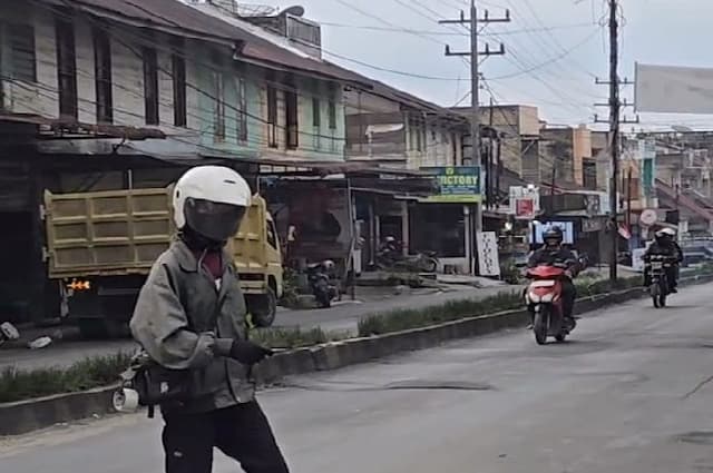 jalan_nasional_sidikalang_baru_diperbaiki_kini_kembali_rusak_dan_sebabkan_pengendara_jatuh