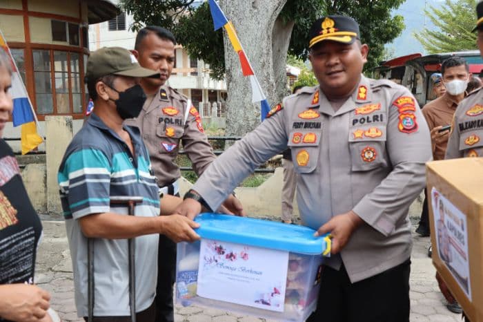 kapolres_taput_kunjungi_polsek_muara_sampaikan_pesan_kamtibmas_dan_salurkan_bansos