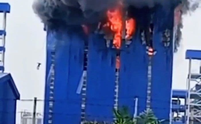 kebakaran_hebat_di_pt_evyap_kek_sei_mangkai_3_pekerja_tewas_setelah_lompat_dari_gedung_35_meter_