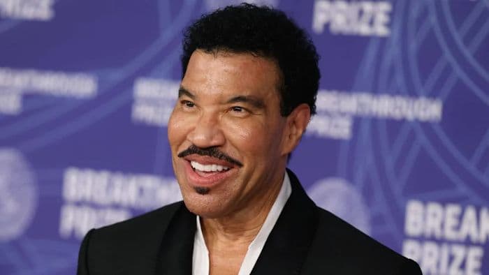 lionel_richie_jalani_pemeriksaan_jantung_setelah_dilarikan_ke_rumah_sakit_usai_konser
