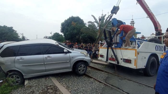 mobil_ditabrak_kereta_api_di_binjai_petugas_dishub_tak_ada_di_perlintasan