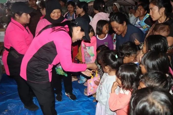 trauma_healing_dengan_canda_wajah_ceria_anak_pengungsi_sinabung_dengan_hadirnya_polwan_