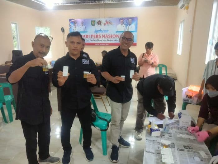 anggota_pwi_asahan_jalani_tes_urine